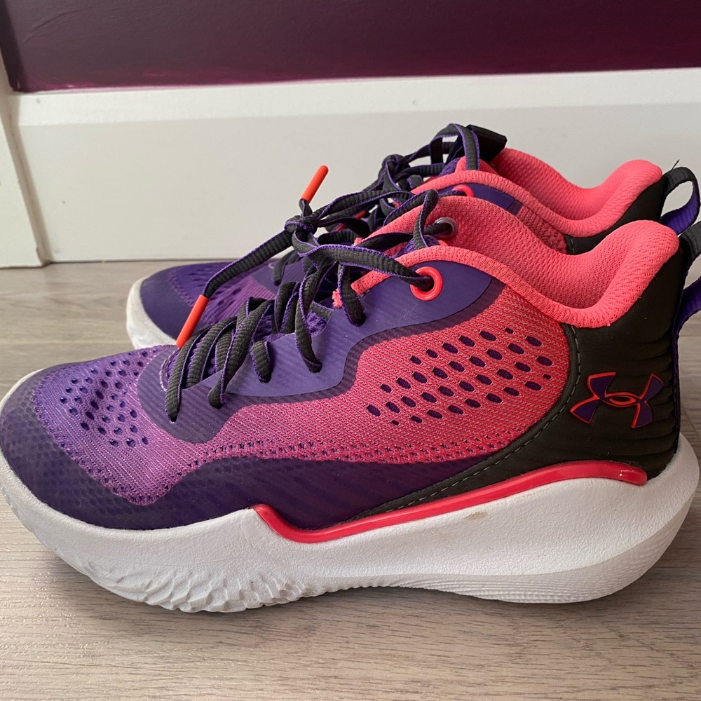 Under Armour Women's HOVR Breakthru 2 IWD Basketball Shoes